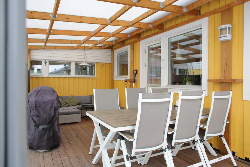 Öppningsbara vindskydd finns på altanen