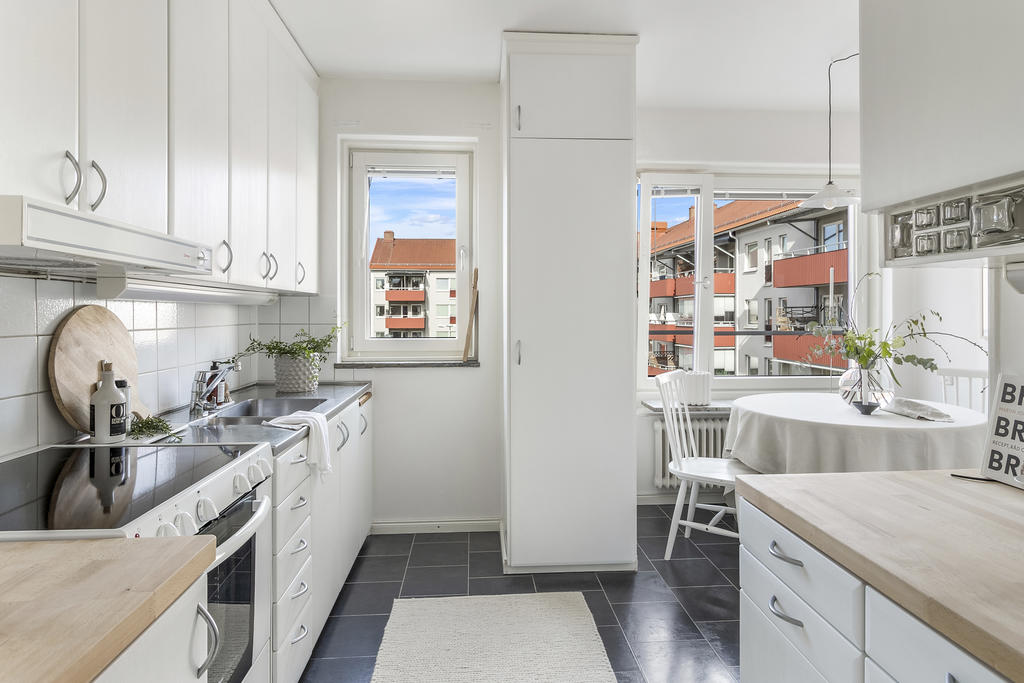 Kök med plats för matbord