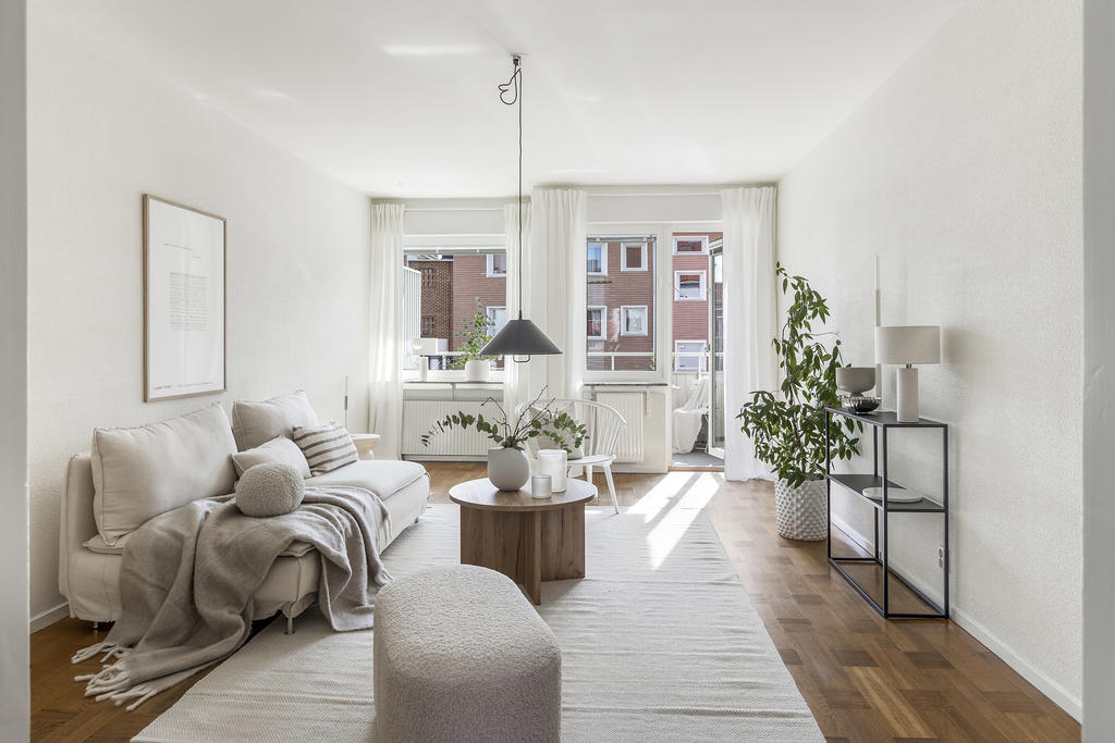 Trivsamt vardagsrum med utgång till balkong