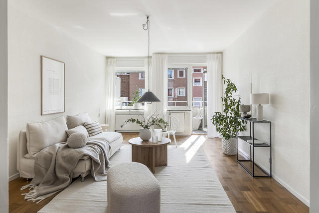 Trivsamt vardagsrum med utgång till balkong