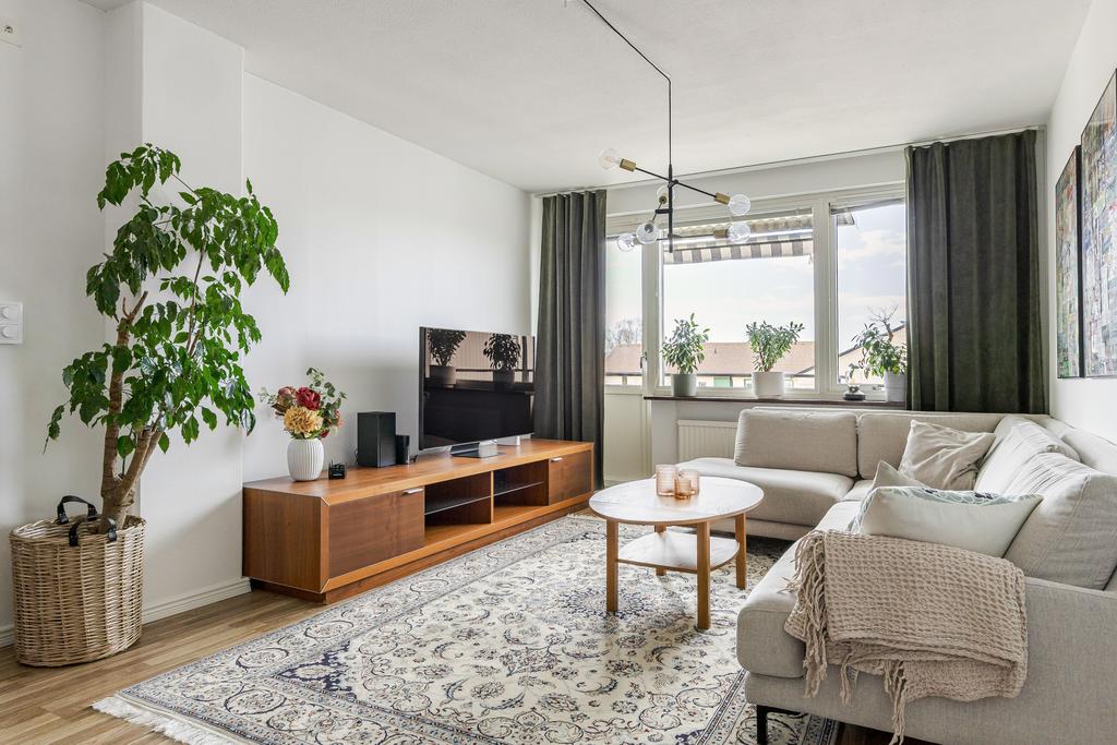 Vardagsrum med ljusgrå väggar