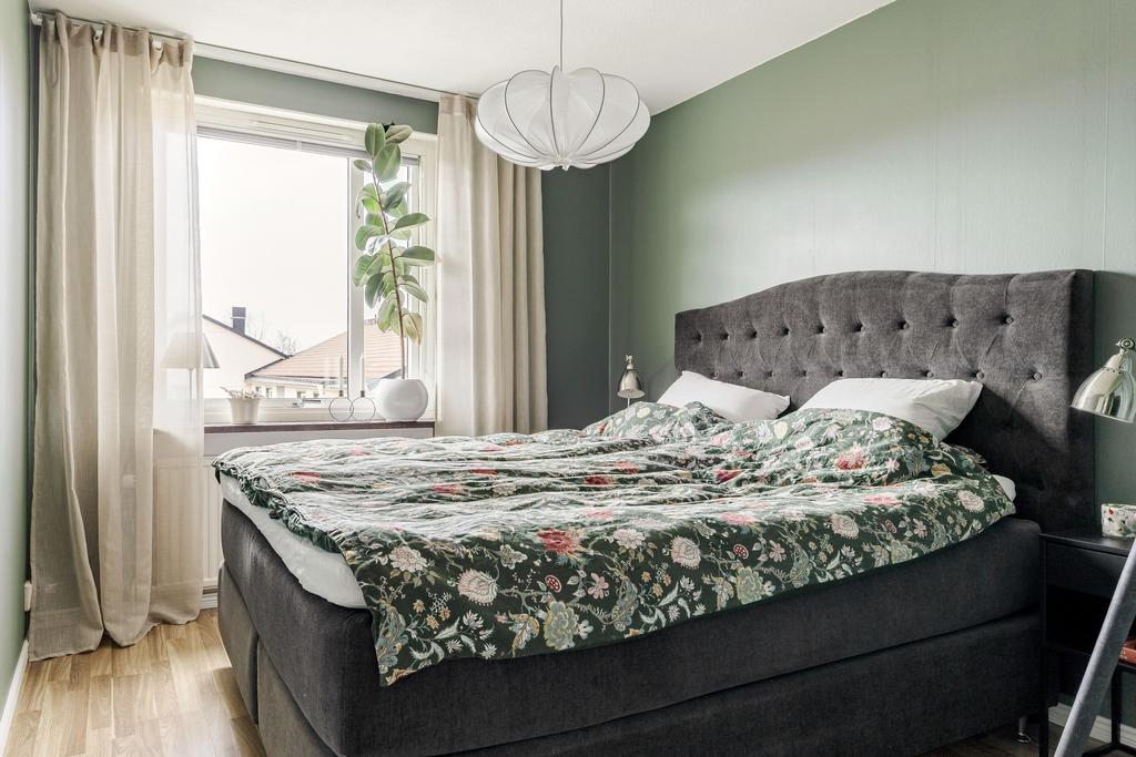 Sovrum med gröna väggar