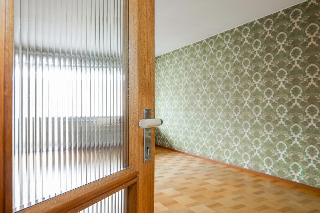 Bevarade originaldörrar in till vardagsrummet  