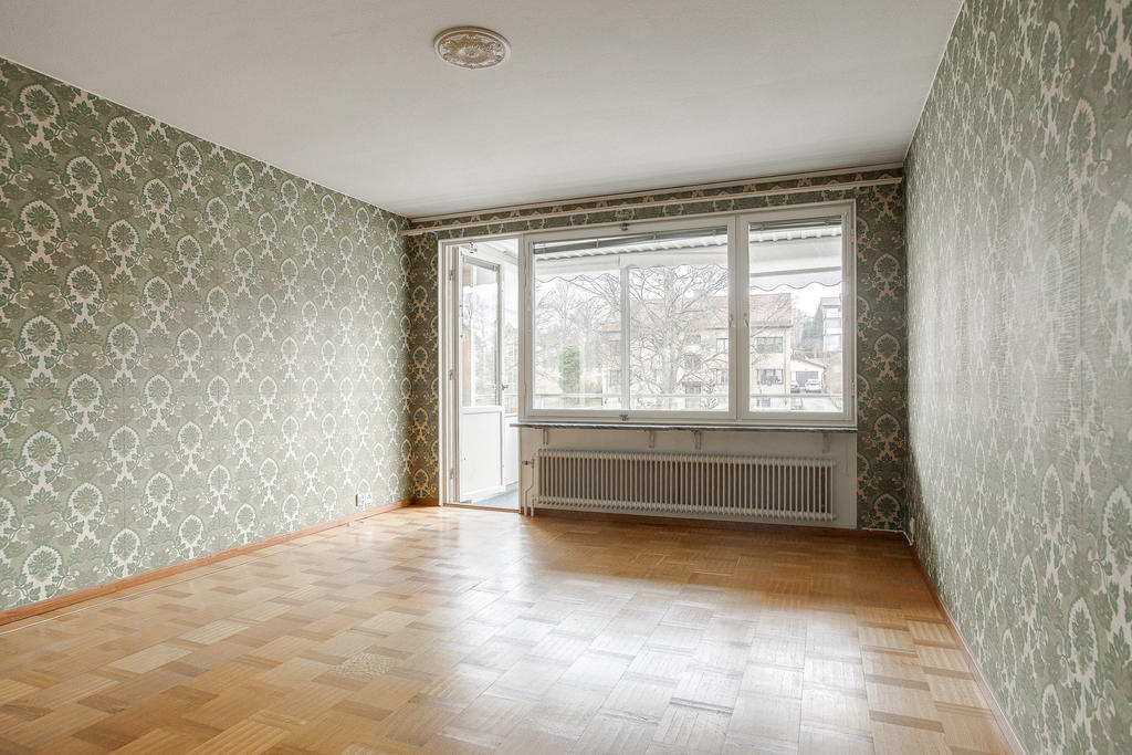 Vardagsrum med utgång till balkong 