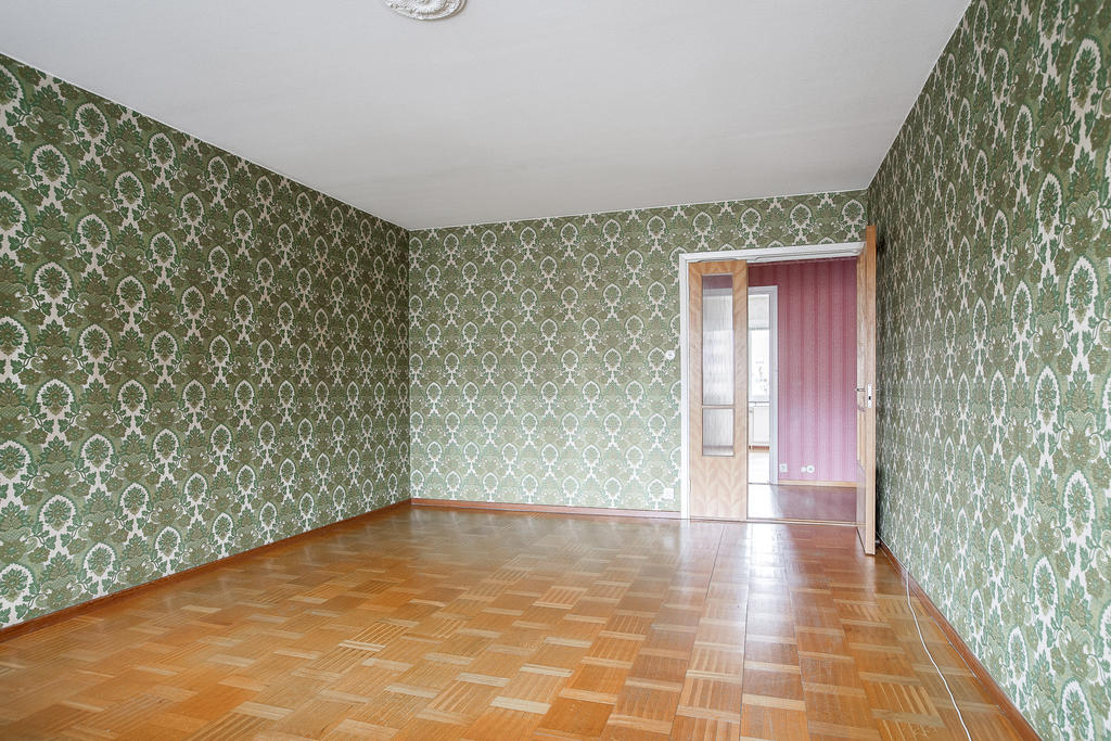 Vardagsrum med parkettgolv i original