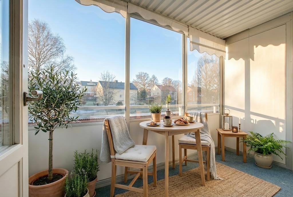 Inglasad balkong med trevlig utsikt över Västers villakvarter (Bilden är digitalt stylad.)