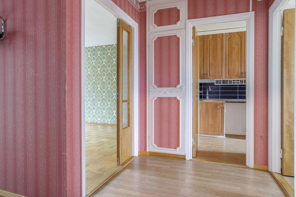 Hall  som leder till bostadens samtliga rum