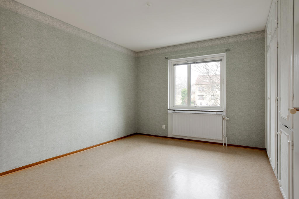 Sovrum med fönster i västerläge