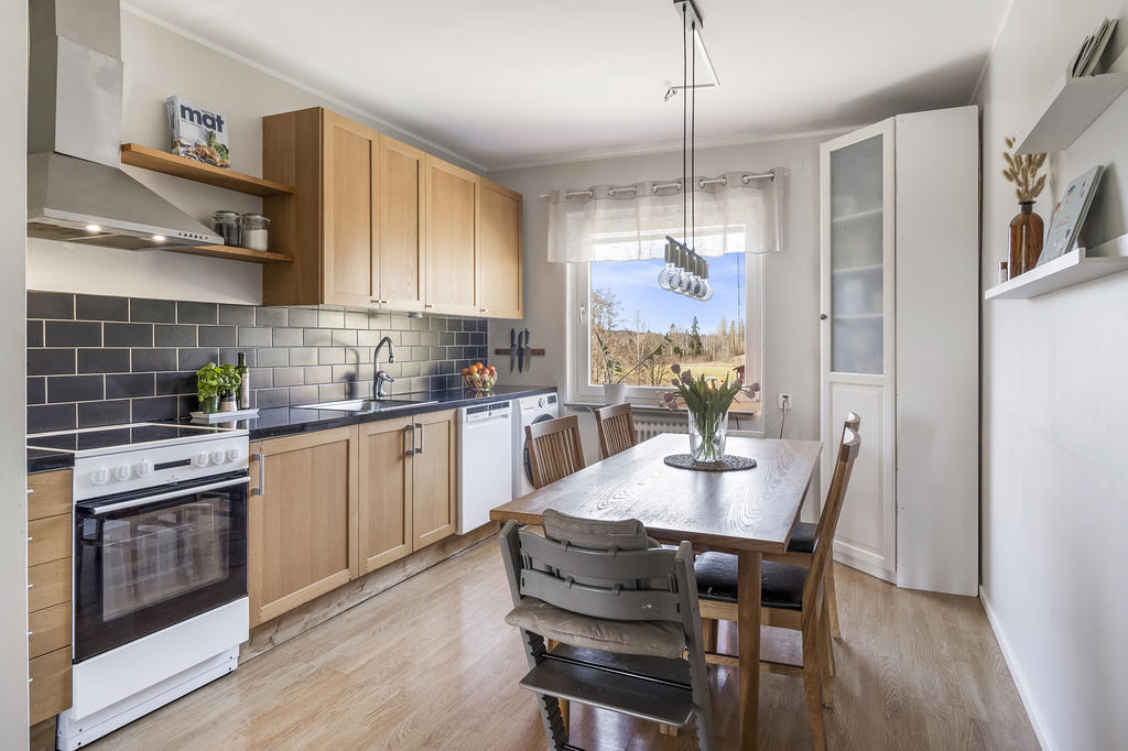 Kök med plats för matbord
