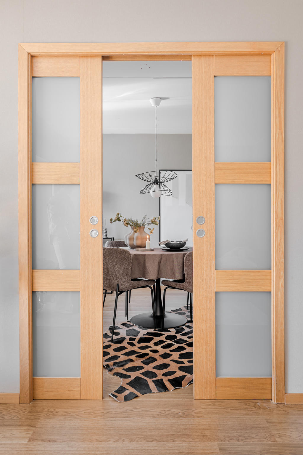 Skjutdörrar från vardagsrummet mot matsalen