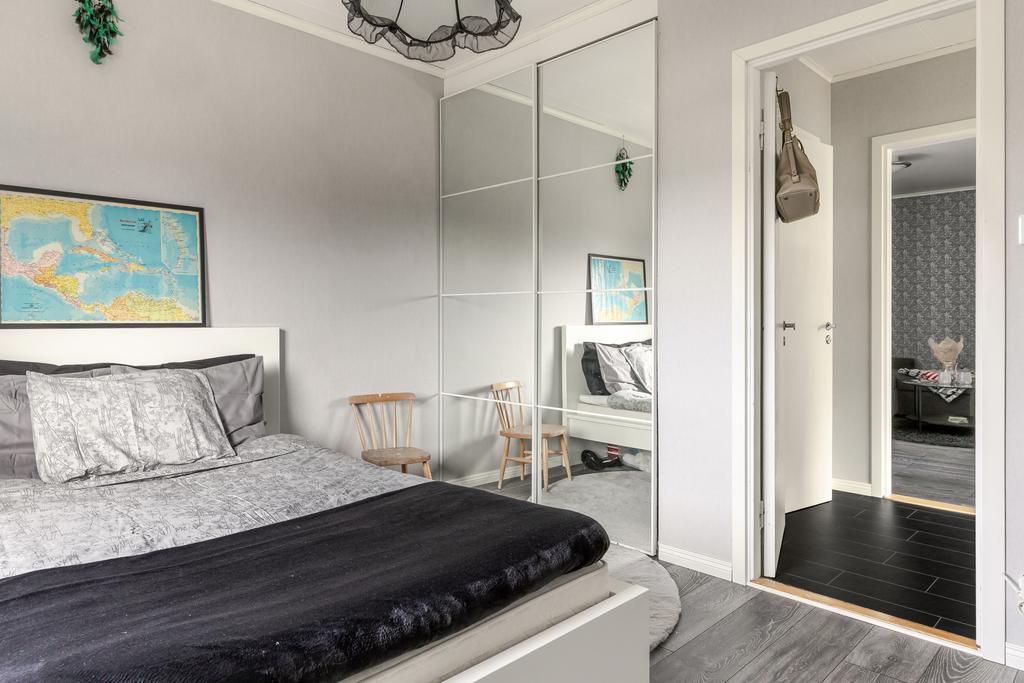 Garderob med spegeldörrar