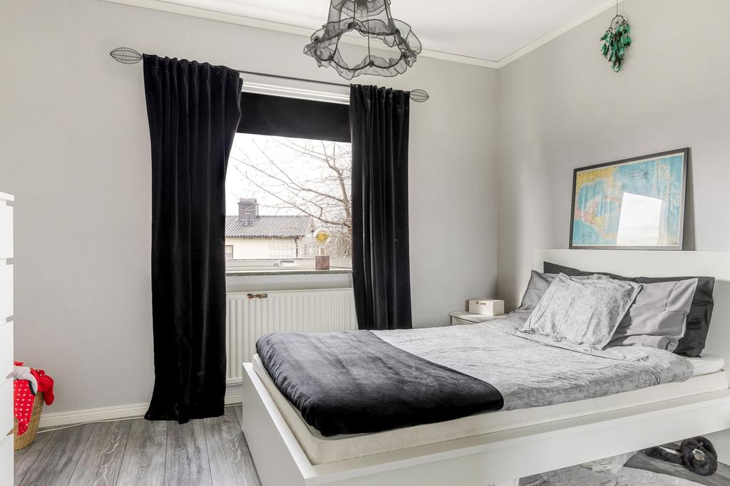 Sovrum med ljusgrå väggar 