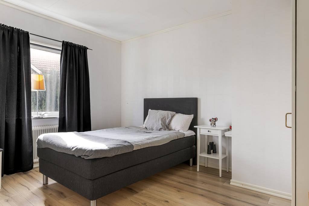 Sovrum med ljusa väggar