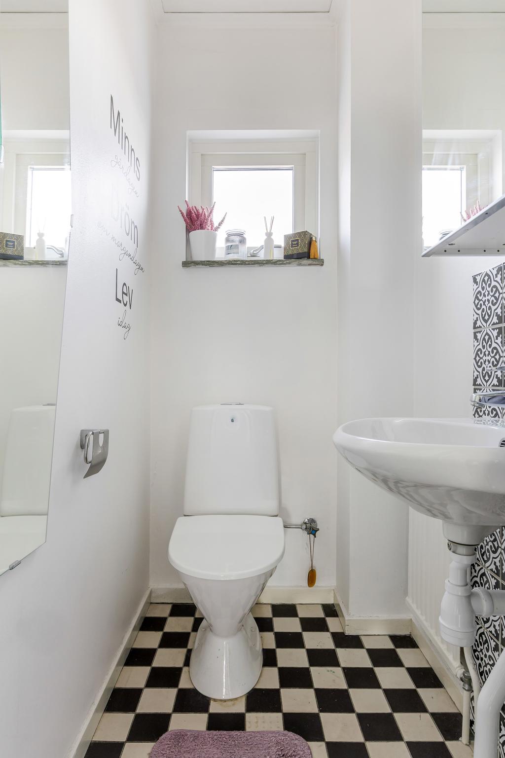 Gäst-WC med schackrutigt kakelgolv