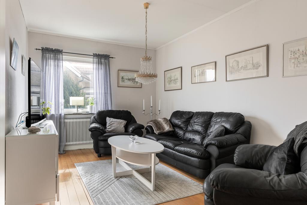 TV-rum med plats för soffgrupp