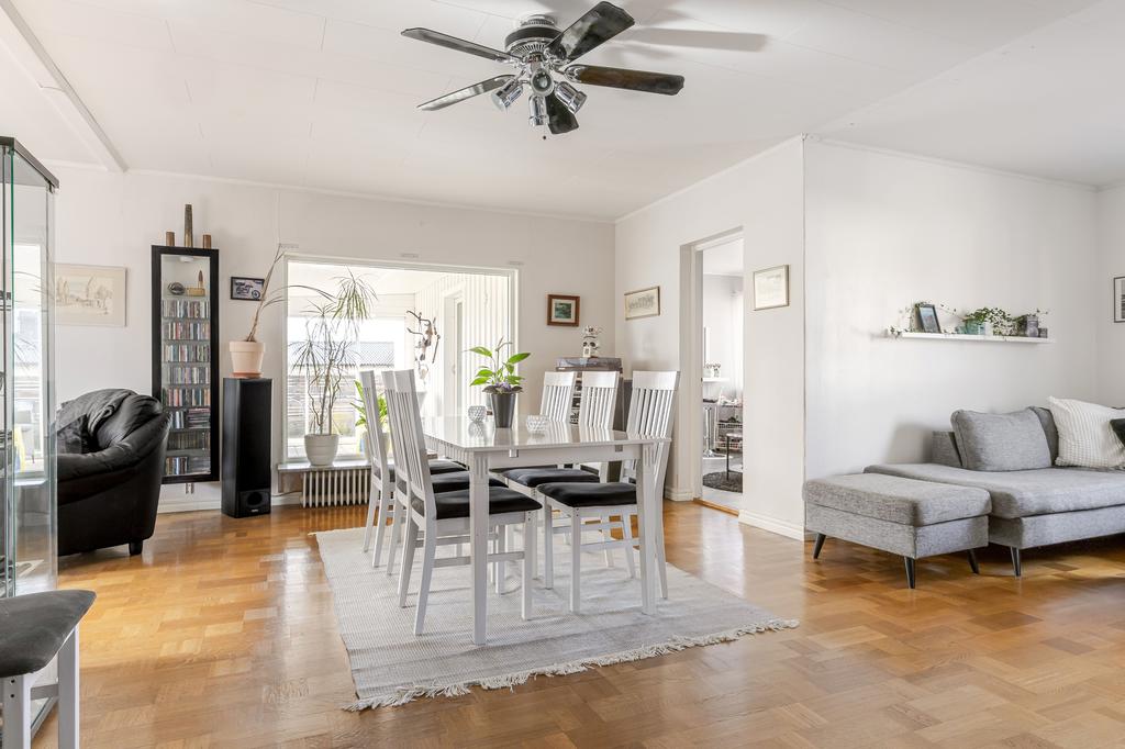 Vardagsrum med plats för både mat-och soffgrupp