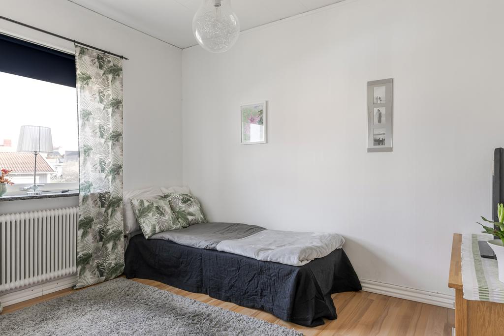 Sovrum med vita väggar