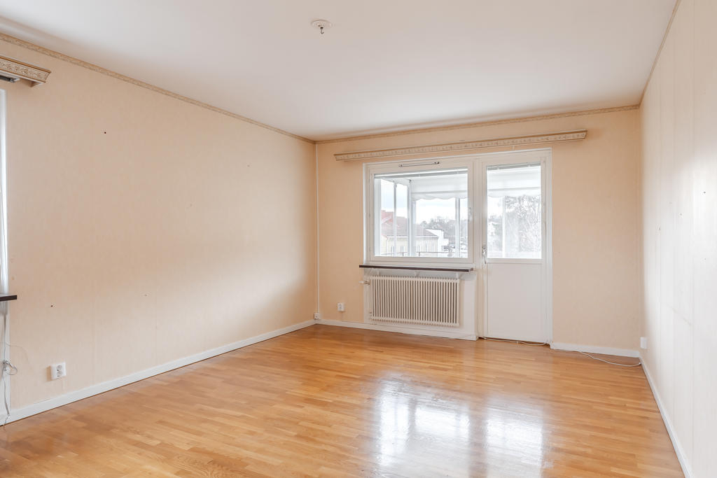 Vardagsrum med utgång till den inglasade balkongen 