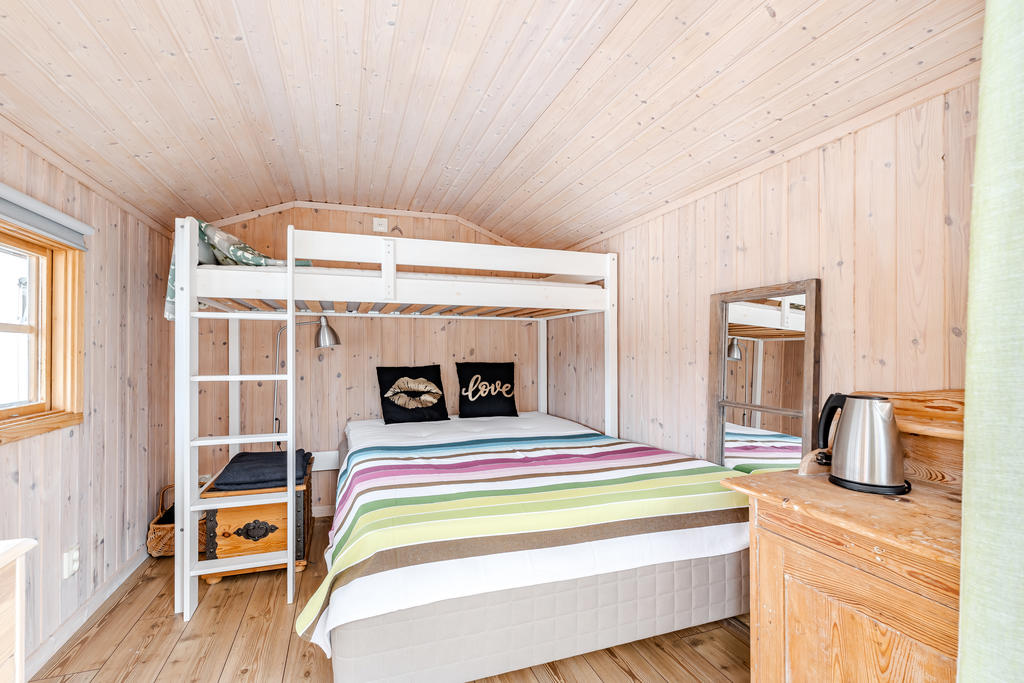 Plats för många i gäststugan 