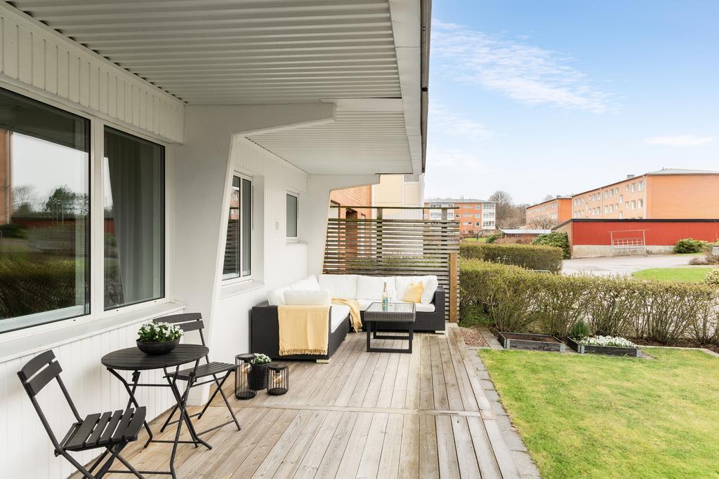 Stilren tvårummare i markplan med stor uteplats och låg avgift