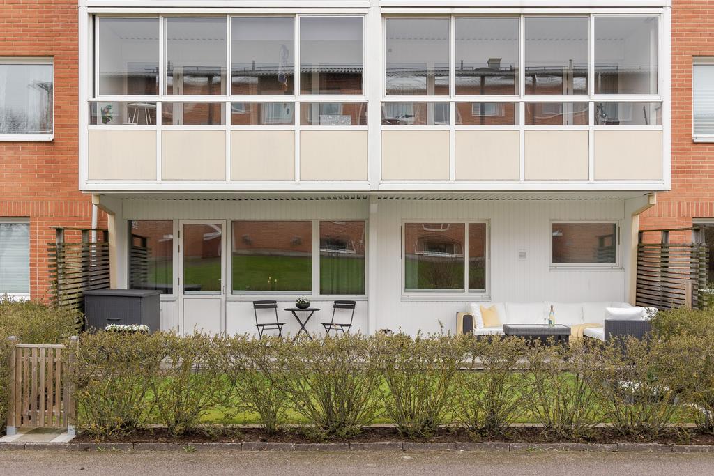 Här erbjuds en stilren och välplanerad tvårummare i markplan om 62 kvm – med en stor, härlig uteplats som blir en naturlig förlängning av bostaden.