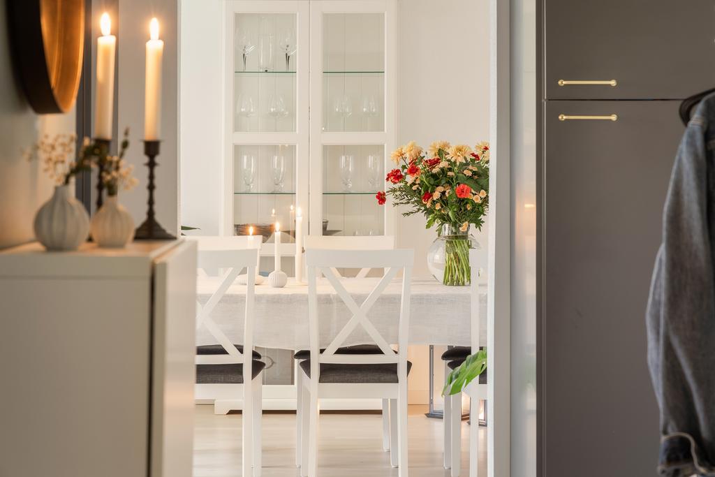 Lägenheten är i mycket gott skick och präglas av ljusa ytor, genomtänkta materialval och en harmonisk helhet.