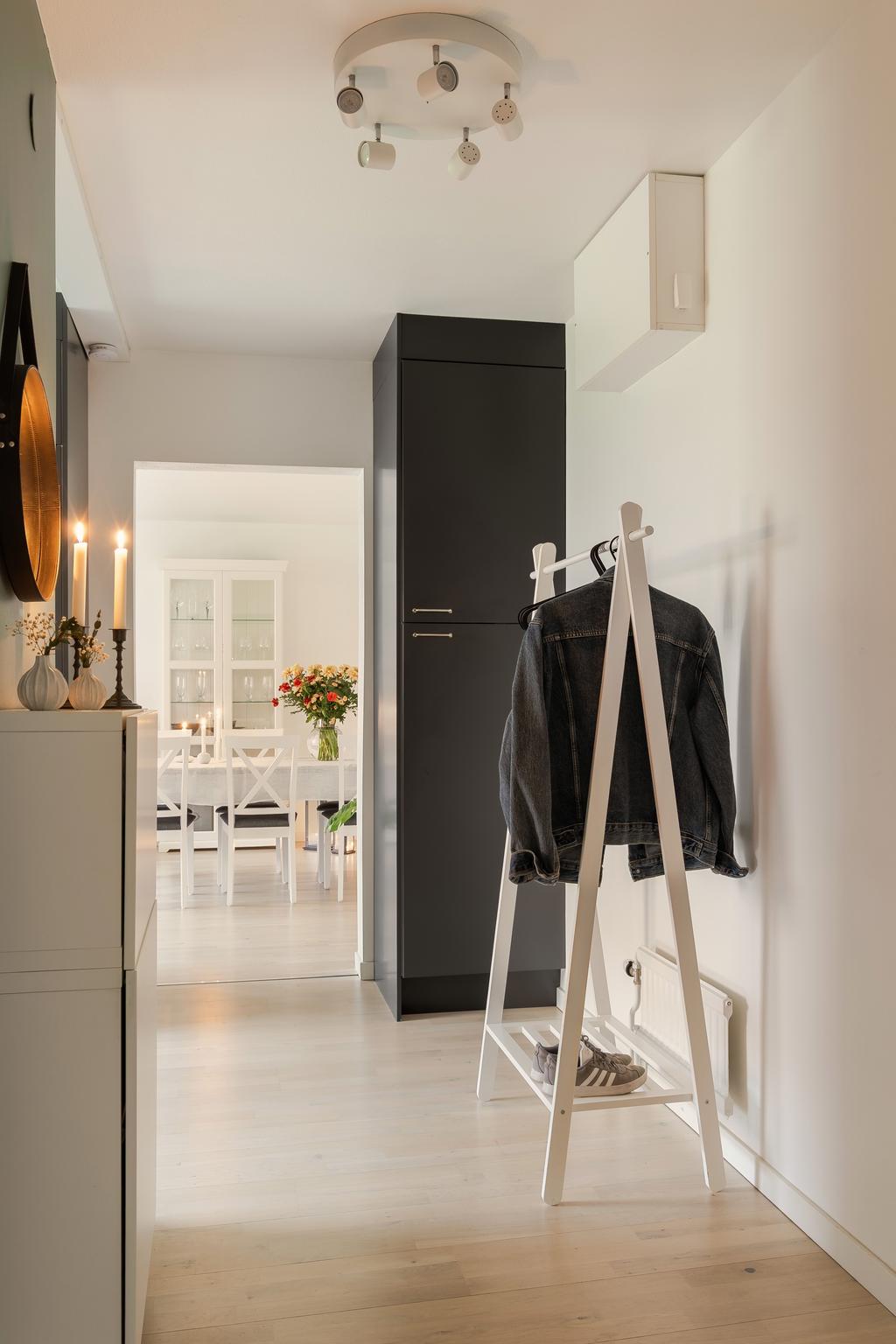 Planlösningen är både funktionell och inbjudande med hall, modernt kök, rymligt vardagsrum, rogivande sovrum samt ett smakfullt badrum utrustat med egen tvättdel.