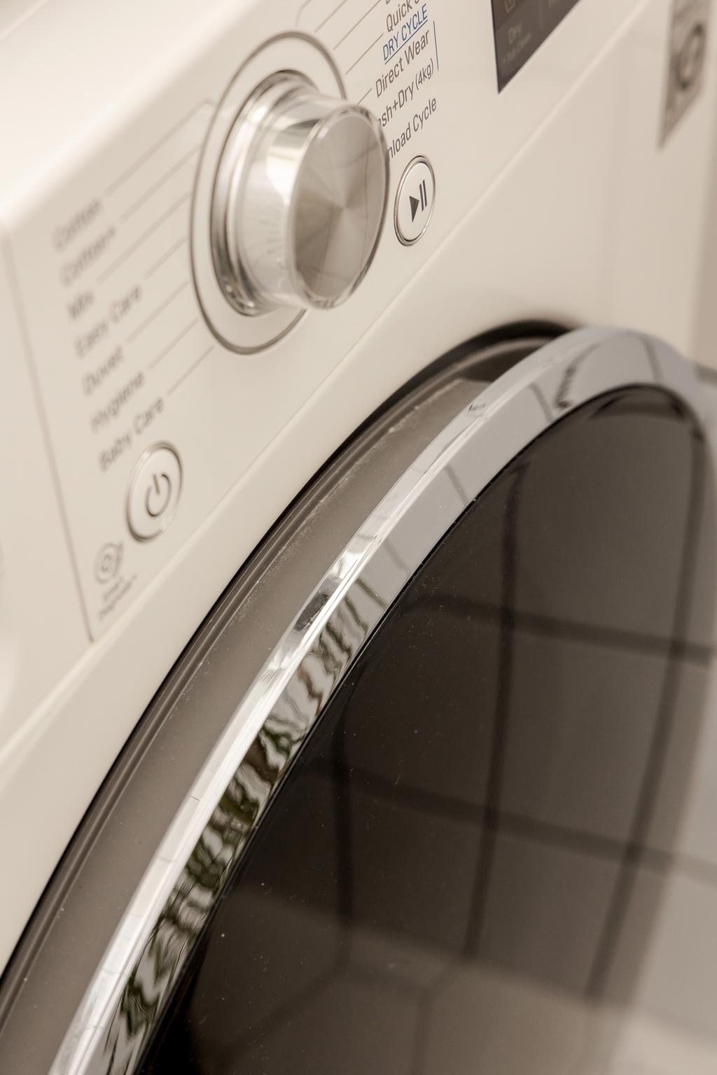 Tvättmaskin och torktumlare är smart integrerade för att skapa ett rent och avskalat intryck. 