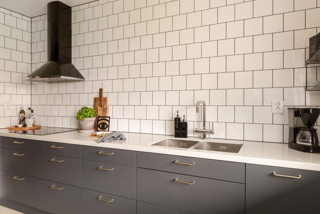 Köket är fullt utrustat med integrerad diskmaskin, ugn med ångfunktion, kyl och frys samt induktionshäll med fläkt. 