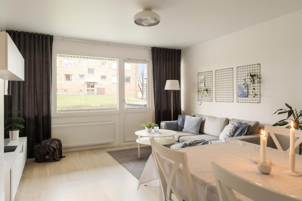 Här ryms både soffgrupp och matplats i en social och öppen planlösning. Rummet bjuder in till umgänge och avkoppling, och från vardagsrummet når ni bostadens härliga uteplats.