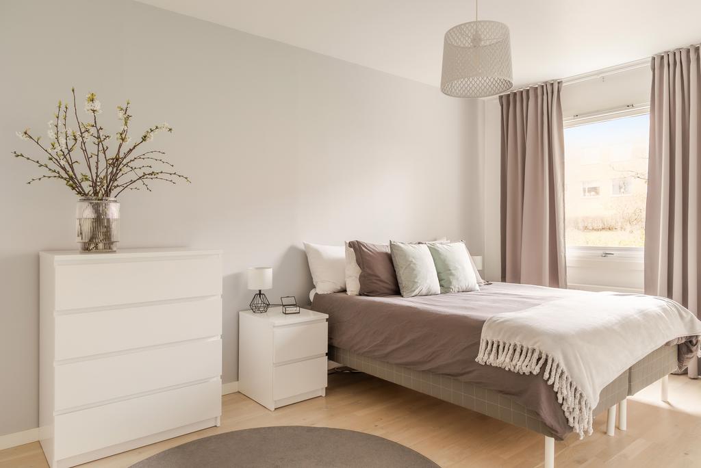 Rymligt och rogivande sovrum med plats för dubbelsäng och tillhörande möblemang. Den mjuka färgsättningen tillsammans och ljusinsläpp skapar en harmonisk och ombonad känsla. 