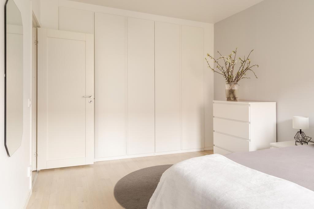  Praktisk garderobsvägg erbjuder gott om förvaring.