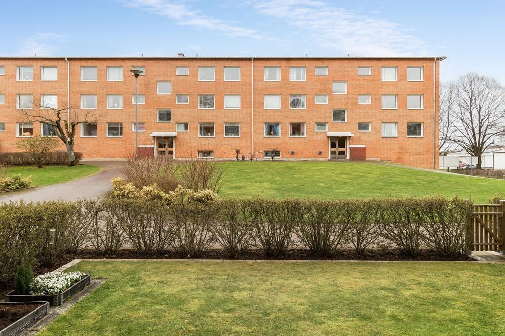 Trivsam och insynsskyddad uteplats med plats för både loungegrupp och matbord. Här kan ni njuta av lugna stunder med utsikt mot föreningens välskötta och grönskande innergård 