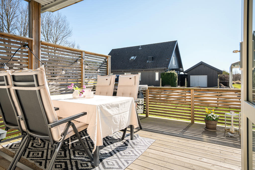 Altan i anslutning till lägenhetens baksida