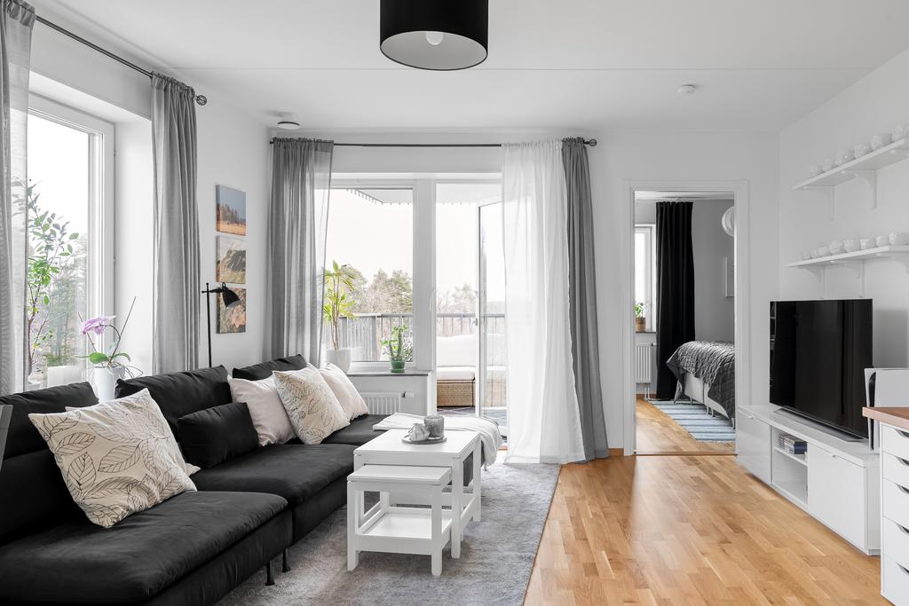 Vardagsrumsdel mot balkong och sovrum