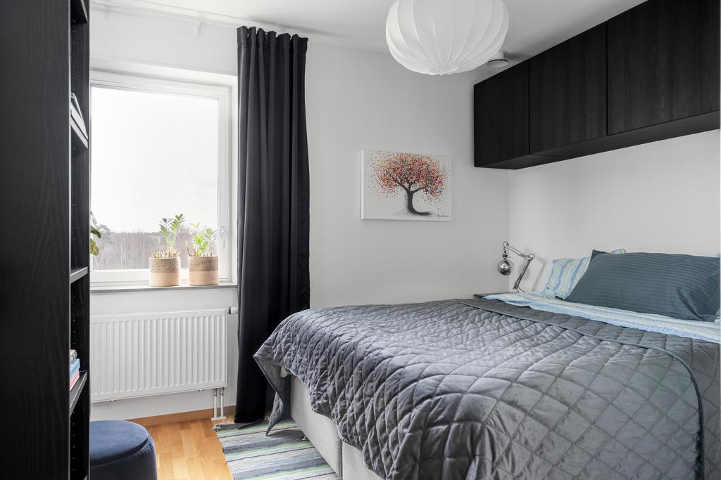 Sovrum med plats för dubbelsäng