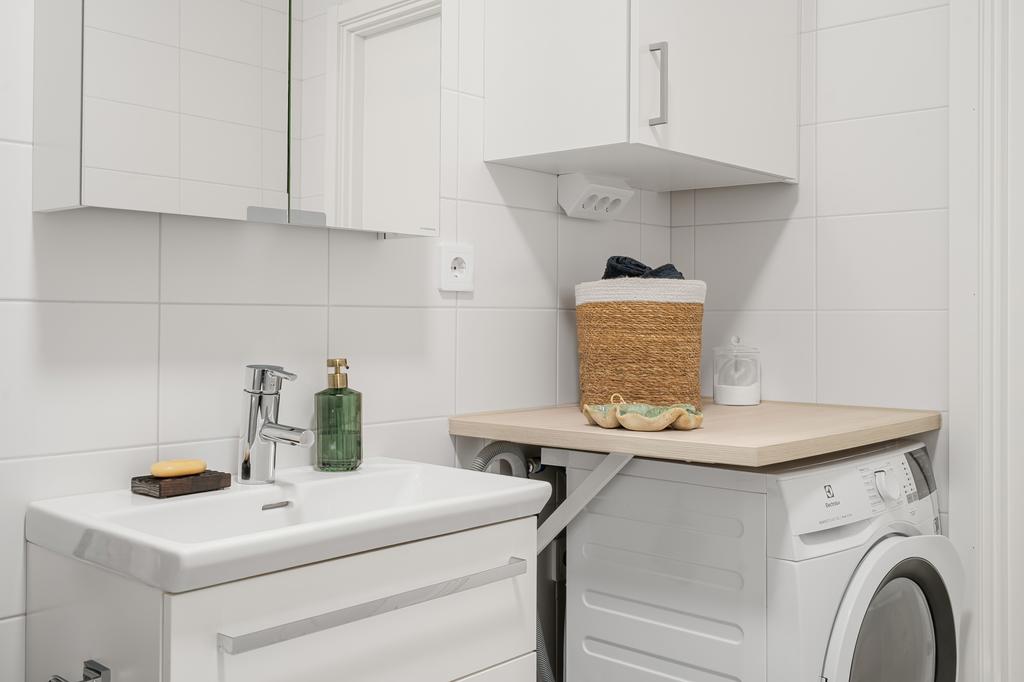Tvättstation med bänkyta och överskåp