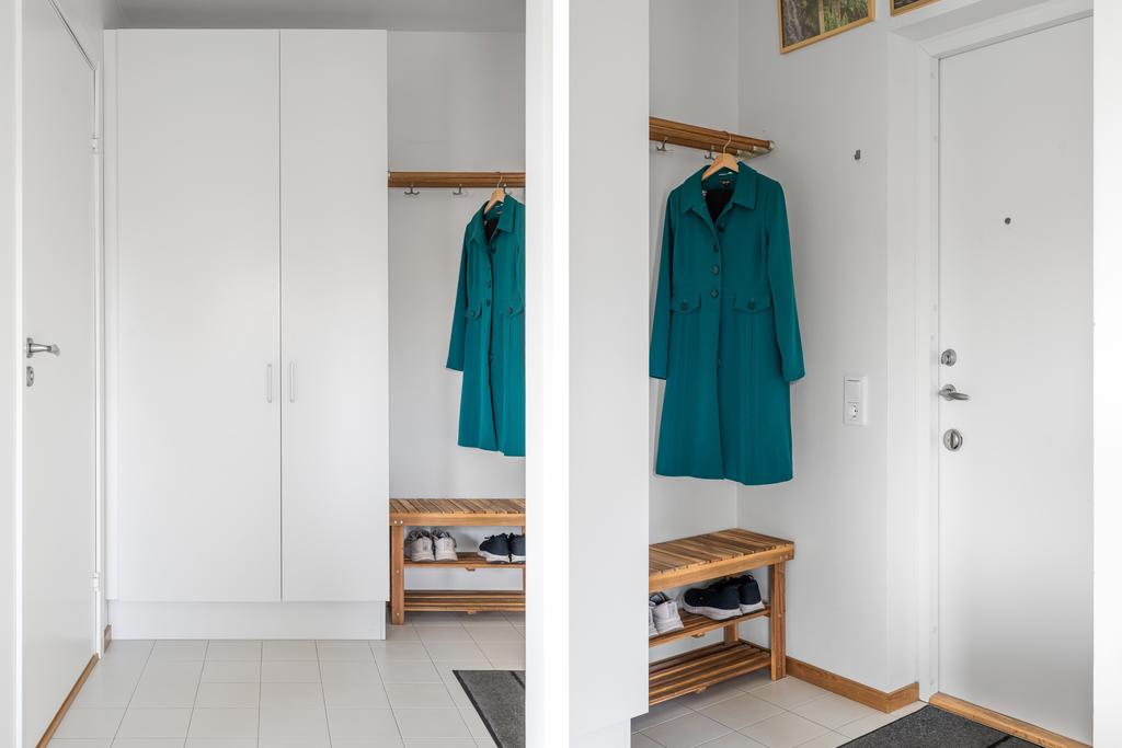 Hall med praktiskt klinkergolv