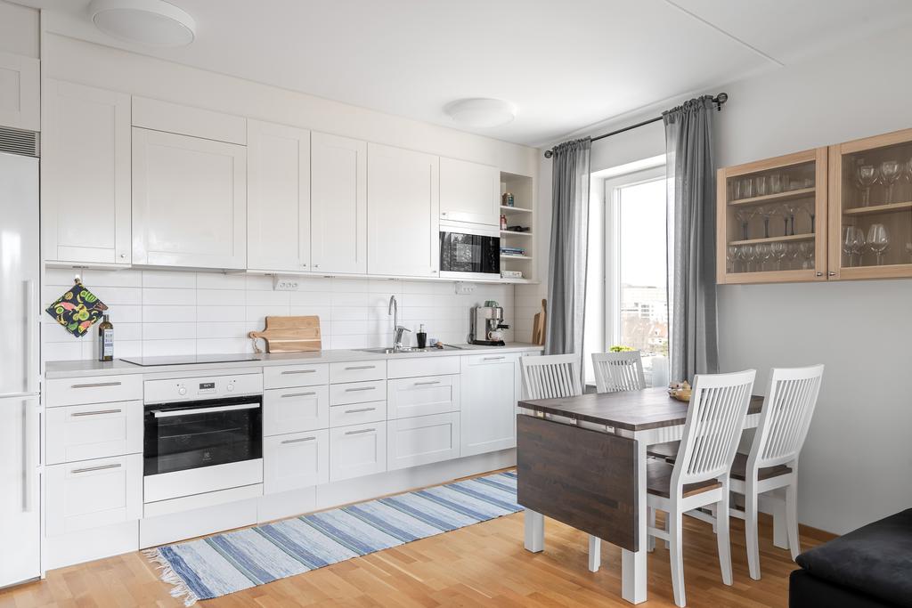 Klassiskt kök i vitt med härligt ljusinsläpp