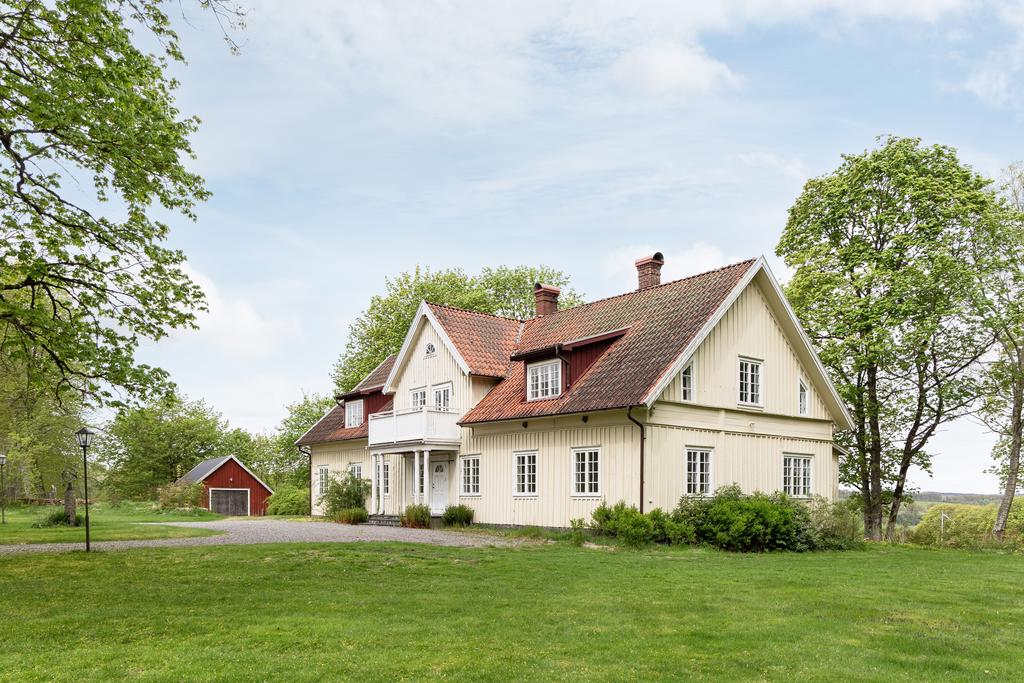 Den vackra huvudbyggnaden, med sin klassiska och välproportionerade arkitektur, ljusa fasad och tidstypiska tegeltak, reser sig med en självklar pondus mitt i det grönskande landskapet.