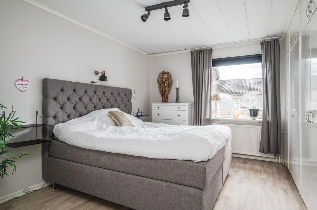 Sovrum 2 med garderobsvägg