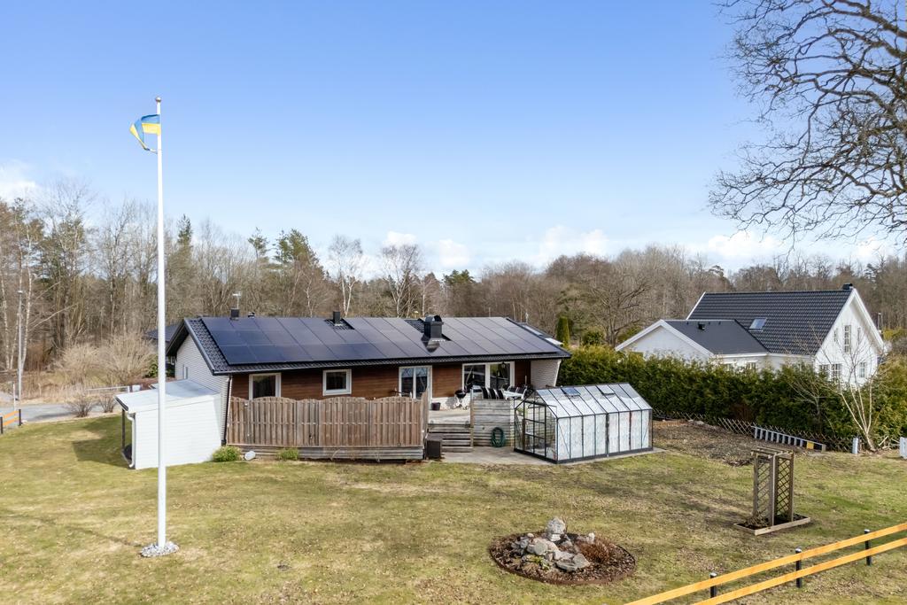 Härlig baksida med växthus och altan 