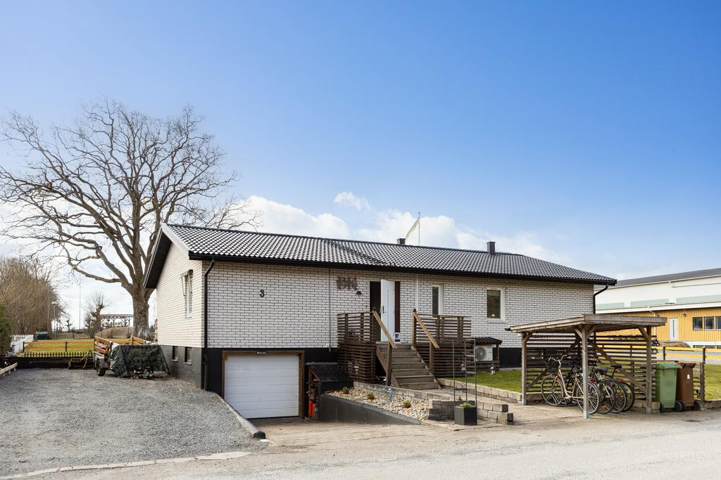 Stor uppfart och garage i källarplan.