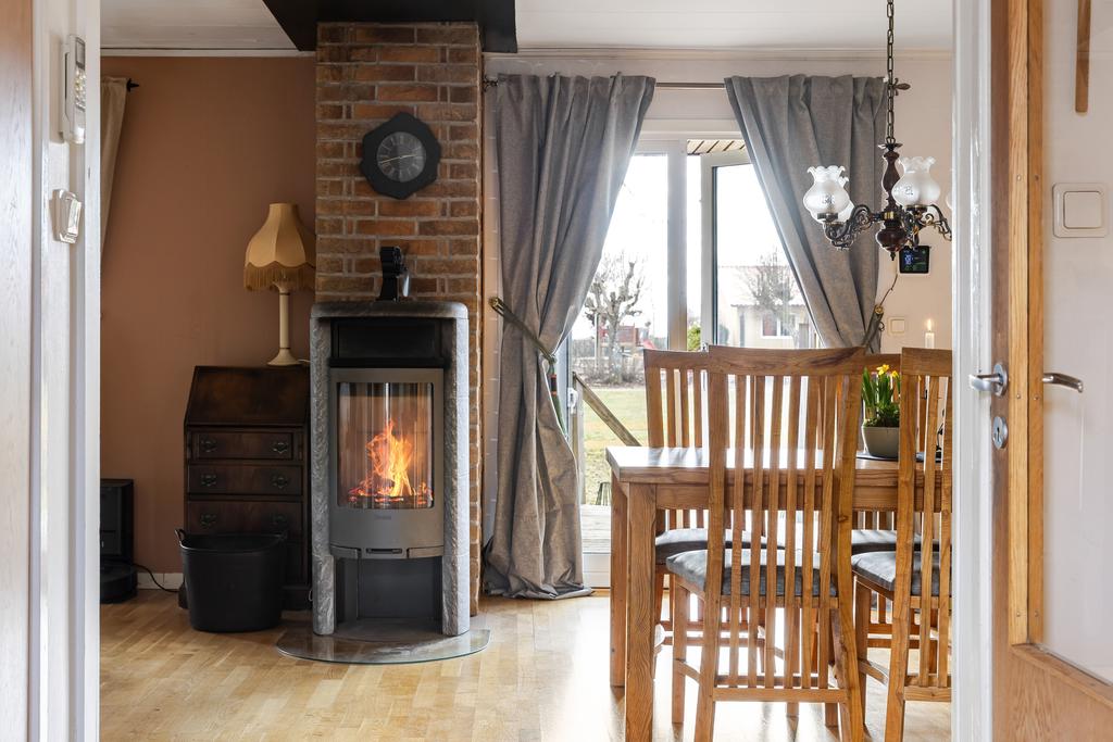 utgång till altan från vardagsrum/kök 