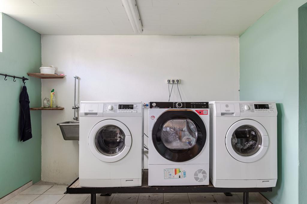 Stor tvättstuga i källarplan