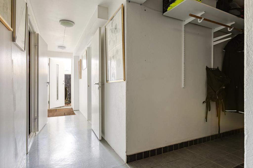 Stor hall på nedre plan, här finns utgång till trädgården