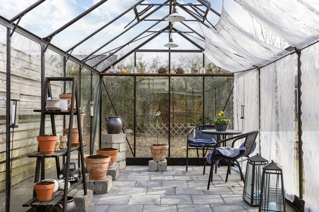 Mysigt växthus med plats för umgänge och odling
