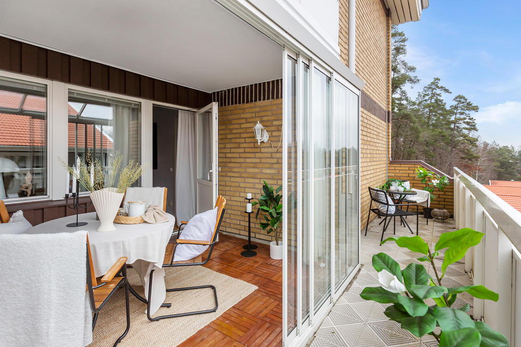 Välkommen till den här fina lägenheten. Med hiss och inglasad balkong!