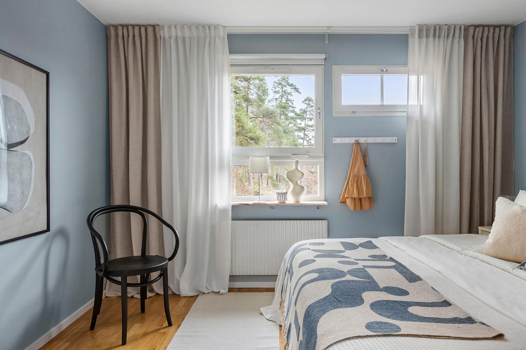 Det andra fina stora sovrummet, även här med grönskande utsikt