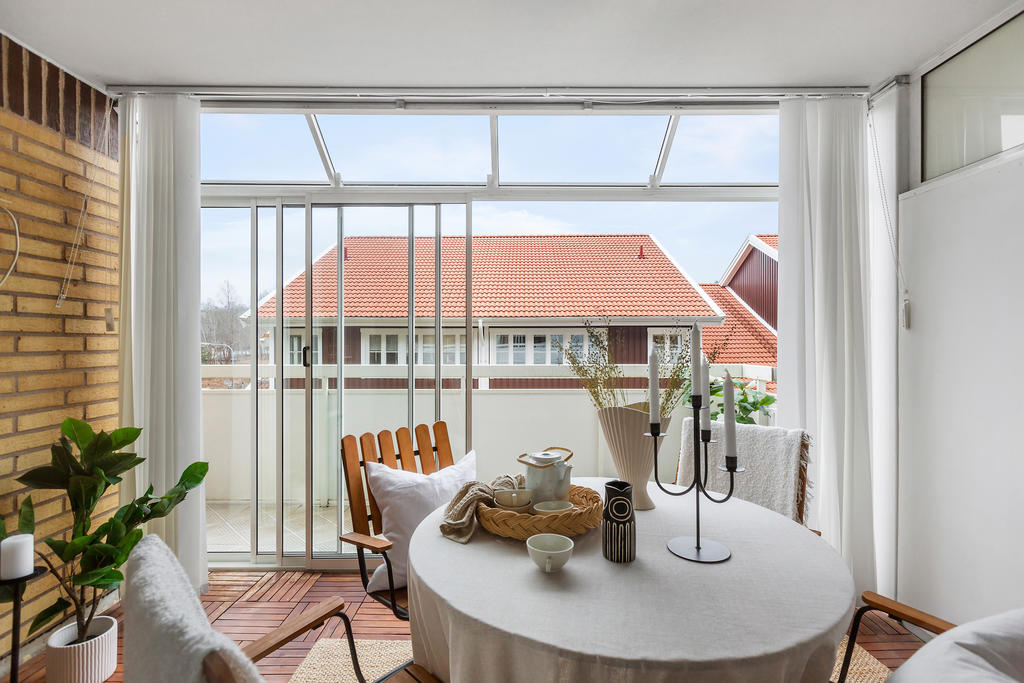 Den inglasade balkongen ger plats för många trevliga stunder med familj och vänner